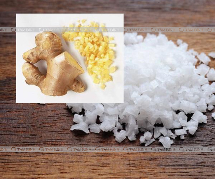 Bài thuốc từ muối và gừng giảm đau khớp cổ chân