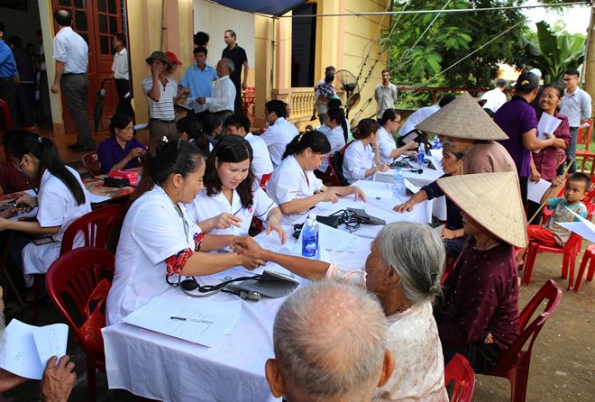 Dược sĩ Lê Thị Bình thăm khám và cấp phát thuốc cho người nghèo