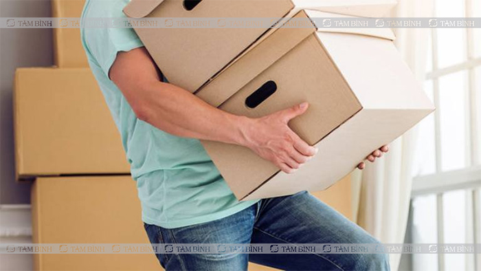 Việc khuân vác nặng sẽ gây áp lực mạnh gia tăng tổn thương cho xương khớp