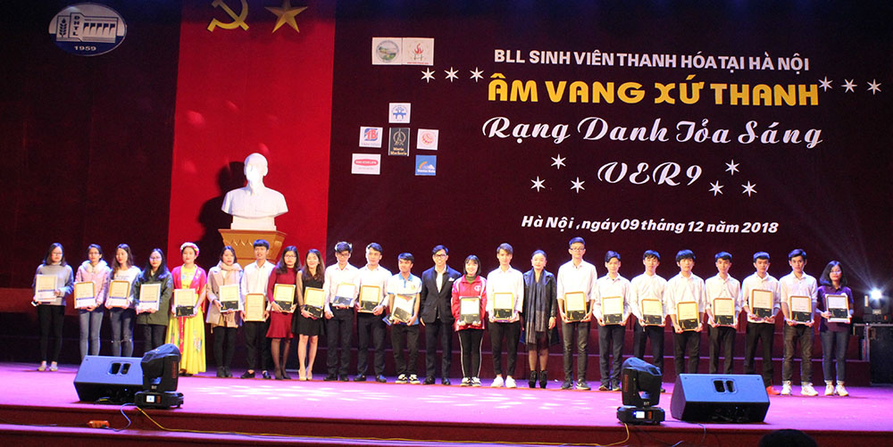 Ông Nguyễn Minh Hoàng - Đại diện Công ty Dược Phẩm Tâm Bình trao học bổng cho sinh viên xuất sắc