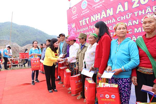Tổng giám đốc Lê Thị Bình trao quà Tết cho những gia đình có hoàn cảnh khó khăn tại địa phương