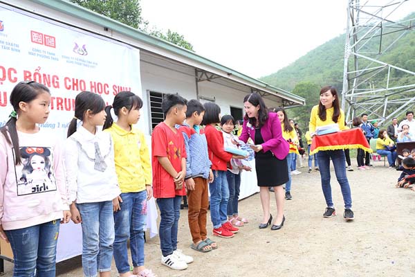 Tổng giám đốc Lê Thị Bình trao học bổng cho các em học sinh nghèo vượt khó tại trường tiểu học Trung Sơn
