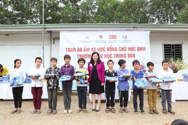 Tổng giám đốc Lê Thị Bình trao học bổng cho các em học sinh nghèo vượt khó tại trường tiểu học Trung Sơn