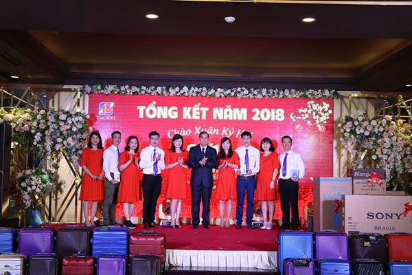 Ông Nguyễn Thế Hùng - Phó Tổng giám đốc công ty kiêm giám đốc công ty Tâm Bình Sài Gòn trao thưởng cho các nhân viên hoàn thành tốt nhiệm vụ năm 2018.