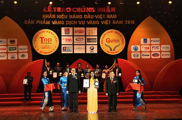 Dược sĩ Lê Thị Bình – Tổng giám đốc Công ty Dược phẩm Tâm Bình cùng các doanh nhân tại lễ tổng kết và trao chứng nhận. 
