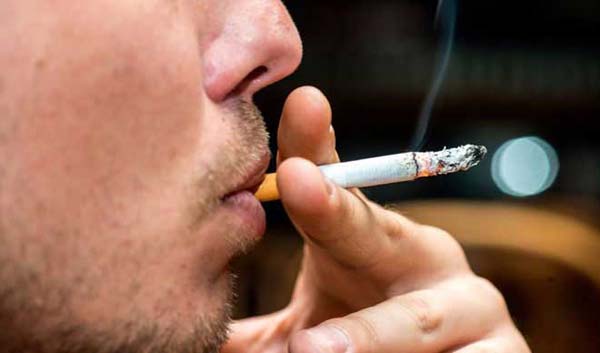 Hút nhiều thuốc gây viêm khớp Hút nhiều thuốc gây viêm khớp