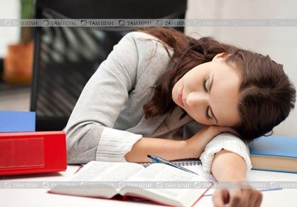 nằm gục trên bàn