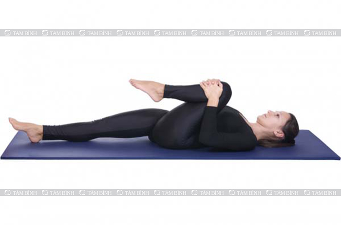 Co gối vào ngực - Bài tập yoga chữa đau lưng thoát vị đĩa đệm