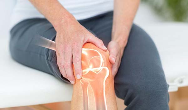 Tràn dịch khớp gối gây đau đớn cho người bệnh.