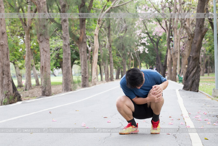 tình trạng đau đầu gối khi ngồi xổm