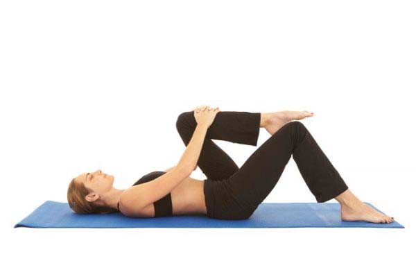 Bài tập kéo giãn đầu gối tới ngực
