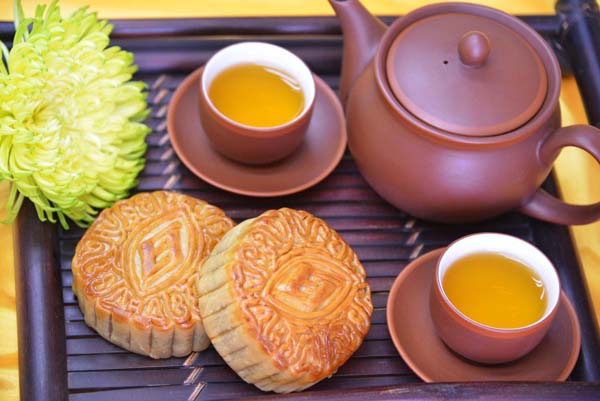 Ăn bánh, uống trà, thưởng trăng là thú vui của người Việt trong ngày tết Trung thu