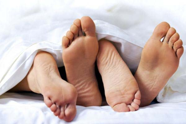 Người mắc bệnh thoát vị đĩa đệm nên lựa chọn tư thế phù hợp khi quan hệ