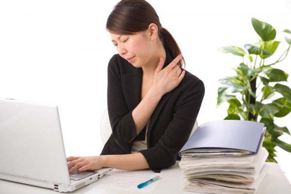 Ngồi yên một tư thế có thể gây đau lưng