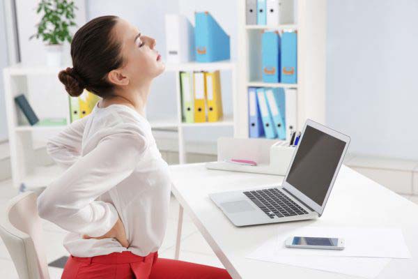 Đau vai gáy thường xảy ra ở những người văn phòng có thói quen ngồi sai tư thế