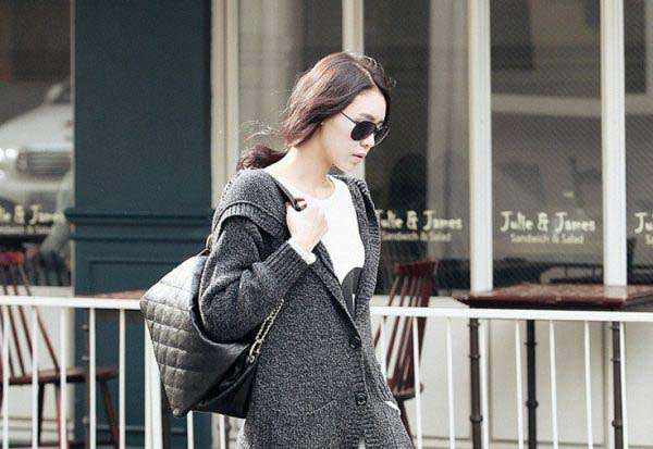 Phụ nữ đeo túi xách lệch cũng là nguyên nhân gây đau vai gáy