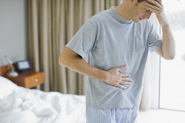 Triệu chứng nổi bật nào đi kèm với đau bụng âm ỉ bên phải ngang rốn?
