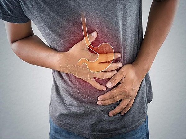 Ngoài việc đau quặn bụng trái, những triệu chứng khác mà người bệnh có thể gặp phải là gì?

