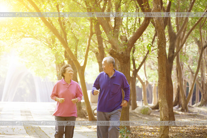Đi bộ hằng ngày giúp tăng cường sức khỏe của khớp gối