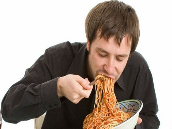 Ăn quá nhiều và nhanh gây ra hiện tượng ăn không tiêu