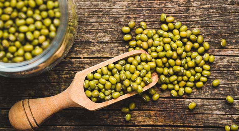 Đậu xanh có tác dụng kháng viêm, giúp giảm sưng đau do gout gây ra.