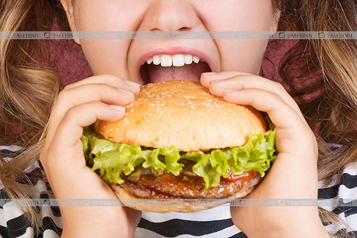 ăn uống thiếu lành mạnh gây bệnh gút ở người trẻ