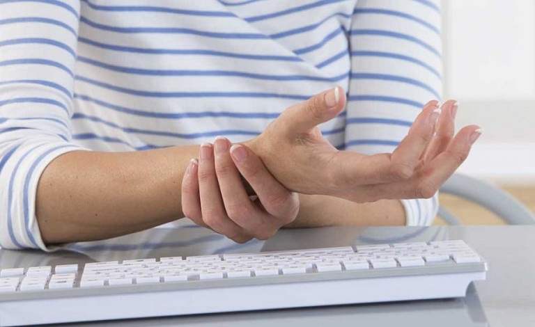 Nhân viên văn phòng là đối tượng dễ mắc viêm khớp cổ tay
