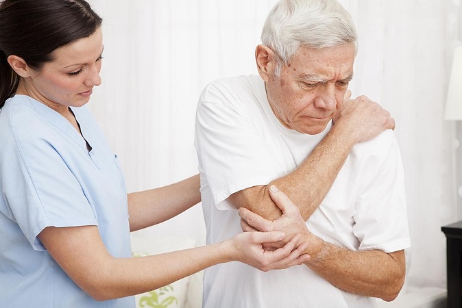 Người già là đối tượng dễ bị đau nhức xương khớp