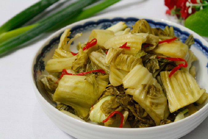 Người bị thoái hóa khớp nên kiêng ăn dưa chua