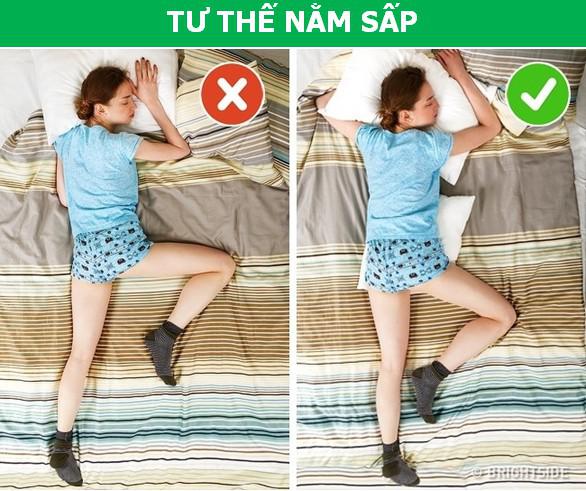 Nằm sấp và thêm gối ở bụng tốt cho người thoát vị đĩa đệm