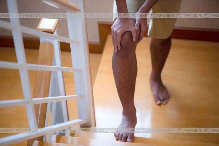 Người bệnh có thể đau ở đầu gối khi leo cầu thang
