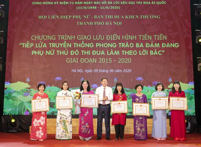 TGĐ Lê Thị Bình nhận bằng khen của Chủ tịch UBND TP Hà Nội