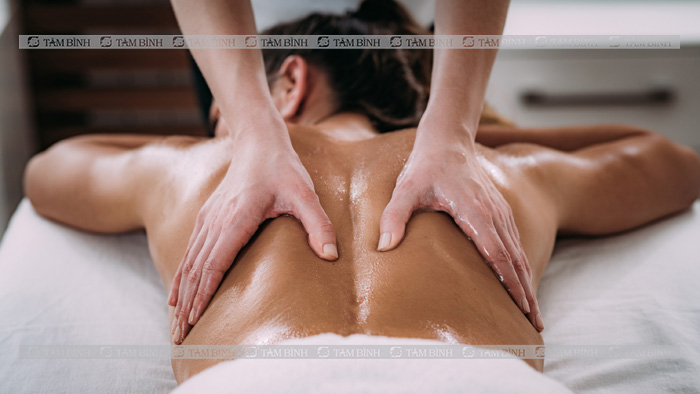 Massage chữa đau lưng ở người trẻ 