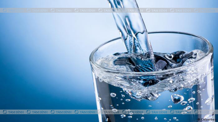 Uống nước điều trị tăng axit uric máu