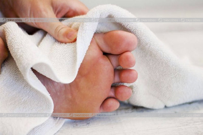 Lau khô chân sau khi ngâm chân chữa gout bằng thảo dược
