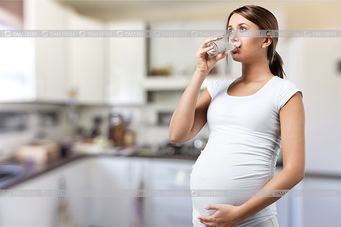 Uống đủ nước trị hội chứng ruột kích thích khi mang thai