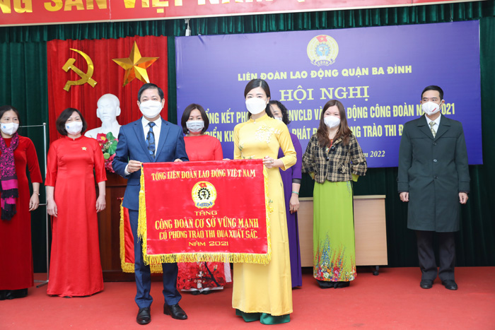 Công đoàn Dược phẩm Tâm Bình nhận Cờ thi đua của Tổng LĐLĐ Việt Nam