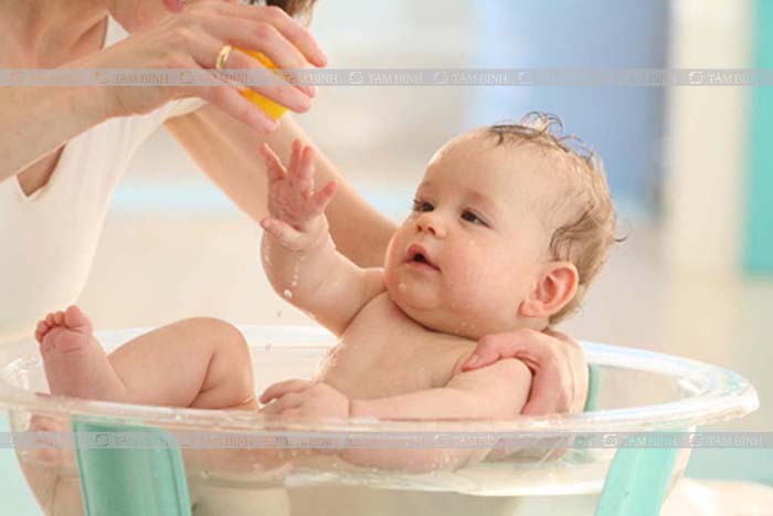 Tắm nước ấm, làm mát da giúp cải thiện tình trạng ngứa ngáy, khó chịu của nổi mề đay