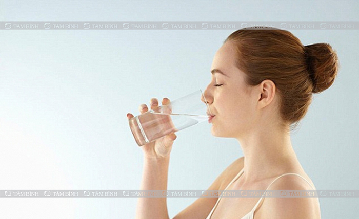 Uống nước giúp giải độc gan sau sinh