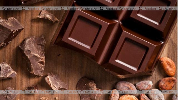 ăn sô cô la đen giảm đau bụng kinh