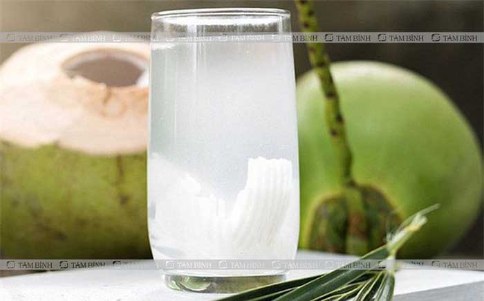 Nước dừa cũng là loại nước thanh nhiệt, giải độc tốt cho gan