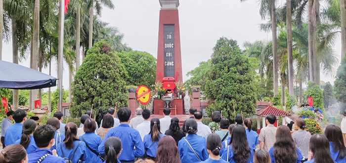 Chi đoàn Dược phẩm Tâm Bình dâng hương tại Nghĩa trang liệt sĩ Hà Nội