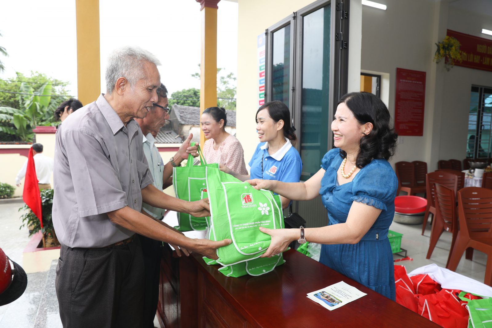 Dược sĩ, Tổng Giám đốc Lê Thị Bình tặng phần quà ý nghĩa cho nhân dân thôn 6