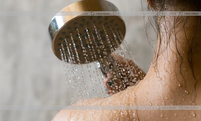 Tắm nước mát giúp xoa dịu cảm giác ngứa ngáy