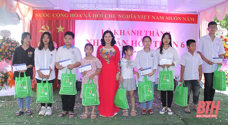 TGĐ Lê Thị Bình tặng 10 phần quà cho trẻ em hoàn cảnh khó khăn luôn nỗ lực vươn lên trong học tập