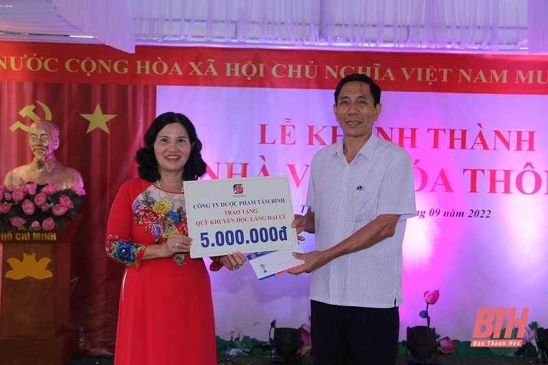 TGĐ Lê Thị Bình trao tặng Quỹ khuyến học địa phương.