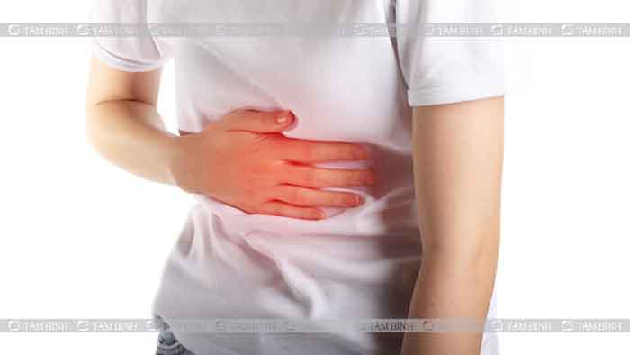 Những người bị nang gan thường có triệu chứng đau tức vùng hạ sườn phải