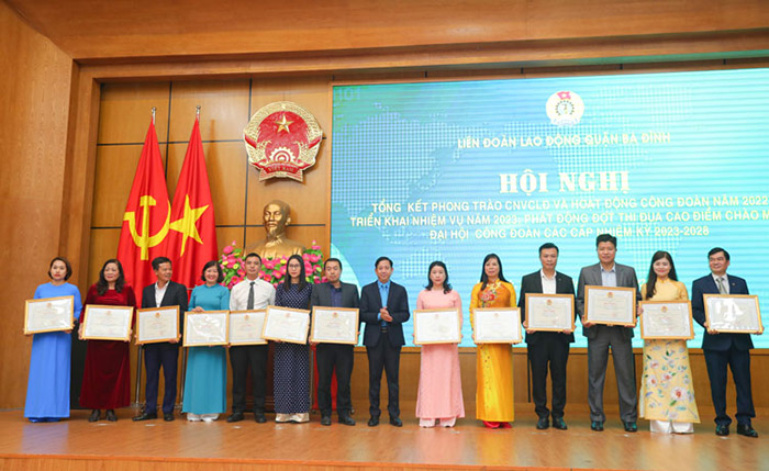 Chủ tịch Công đoàn Dược phẩm Tâm Bình nhận Bằng khen của LĐLĐ thành phố Hà Nội