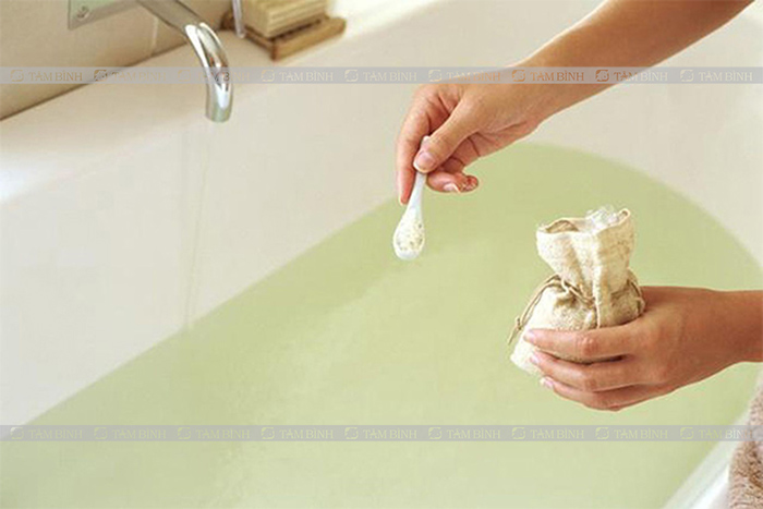 Tắm nước muối giảm đau nhức xương khớp tại nhà