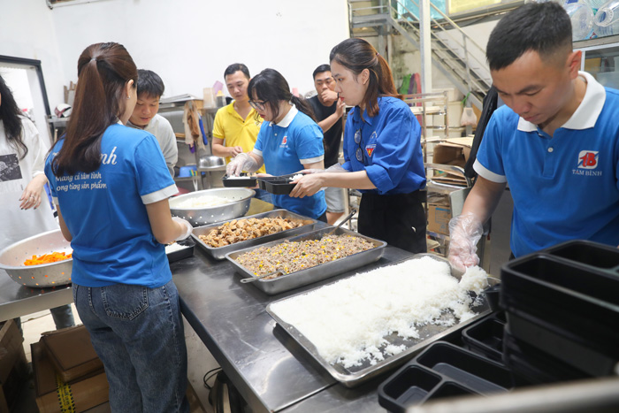 Đoàn viên Dược phẩm Tâm Bình chuẩn bị cơm từ thiện